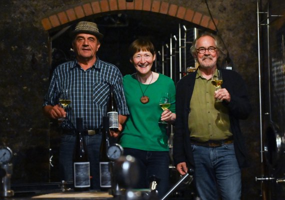 Reinhard Gräf, Elisabeth Ries vom Weingut Königshof und der Künstler Aloys Rump | © Isa Steinhäuser Reinhard Gräf, Elisabeth Ries vom Weingut Königshof und der Künstler Aloys Rump | © Isa Steinhäuser