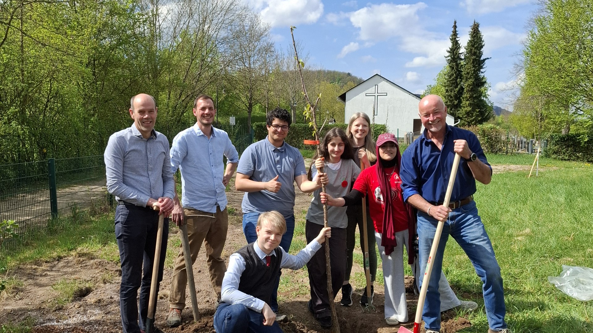 (v.l.n.r): Volker Boch (Landrat Rhein-Hunsrück-Kreis), Nico Melchior (Zweckverband Welterbe Oberes Mittelrheintal), Feddy B. Mustapha, Paul Gorgus, Belinay Dogan, Anja Weber (Sachbearbeiterin Jugendpflege), Rugayya Amralizada,  Karlheinz Schmalz (Beigeordneter der Verbandsgemeinde Rhein-Mosel)  | © ZV Welterbe Oberes Mittelrheintal
