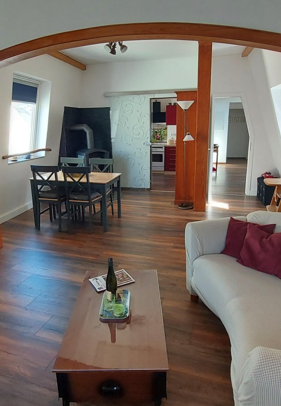 Liebenstein Wohn- und Esszimmer mit Holzofen | &copy; Heimes