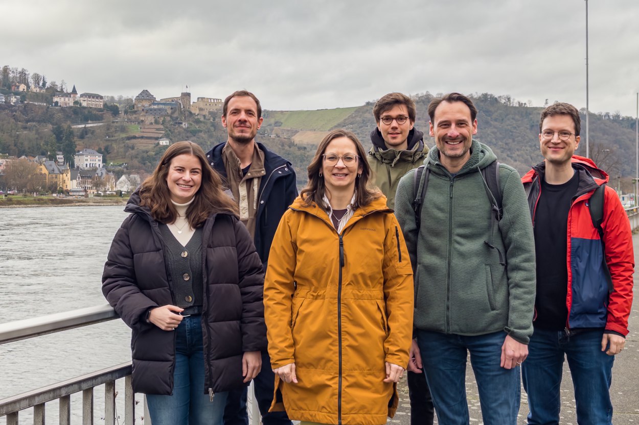 v.l.n.r. Lea Rindsfüsser, Nico Melchior, Nadya König-Lehrmann und Leon Pumpe sowie Christian Silber und Carlo Müller-Hopp (beide Designagentur honey-studio) | © honey-studio