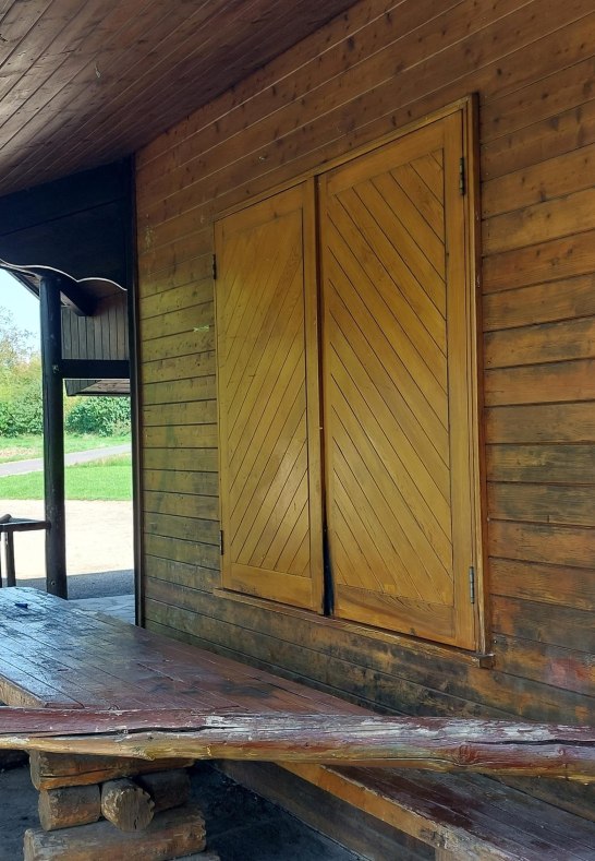 Sitzbänke draussen | © Tourist-Info Erlebnis Rheinbogen Sitzbänke draussen | © Tourist-Info Erlebnis Rheinbogen