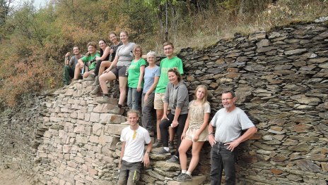 Die Volunteers haben 2021 eine gro&szlig;e Trockenmauer wieder aufgebaut.  | &copy; ZV Welterbe 