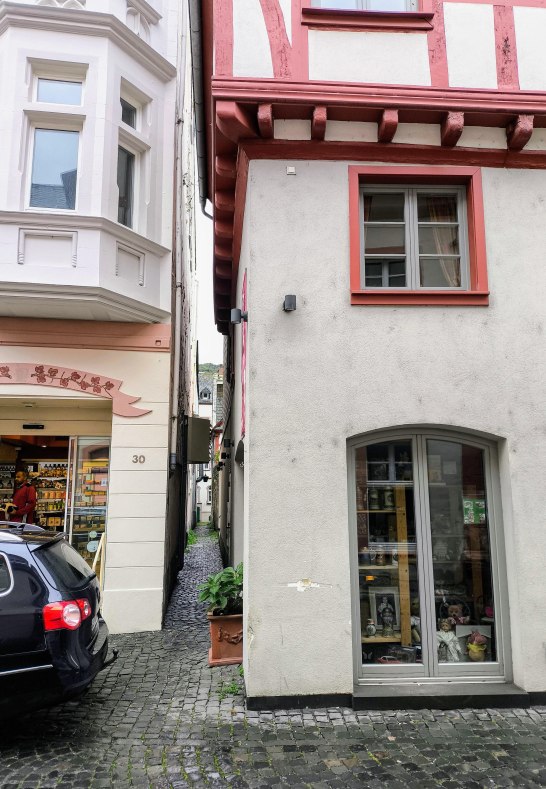Zugang &uuml;ber die legend&auml;r schmale Altstadtgasse | &copy; Moock