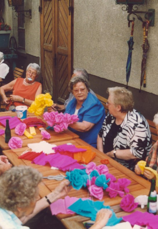 2002 Heerstr&auml;&szlig;er Nachbarschaft R&ouml;schenbinden  | &copy; J&uuml;rgen Johann