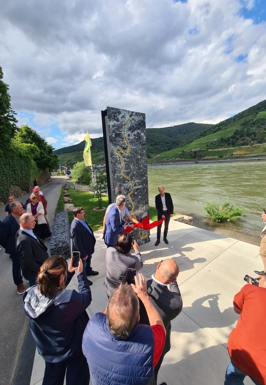 Innenminister Michael Ebling, Ortsb&uuml;rgermeister Herbert Palmes und Volker Boch, Landrat des Rhein-Hunsr&uuml;ck-Kreises und Verbandsvorsteher des Zweckverbandes Welterbe Oberes Mittelrheintal, enth&uuml;llen die Lichtstele