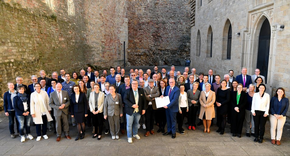 Im Hambacher Schloss &uuml;berreichte Staatssekret&auml;r Andy Becht die Urkunden Anerkennungsurkunden an Vertreter*innen aus 21 rheinland-pf&auml;lzischen LEADER Region | &copy; Ministerium f&uuml;r Wirtschaft, Verkehr, Landwirtschaft und Weinbau