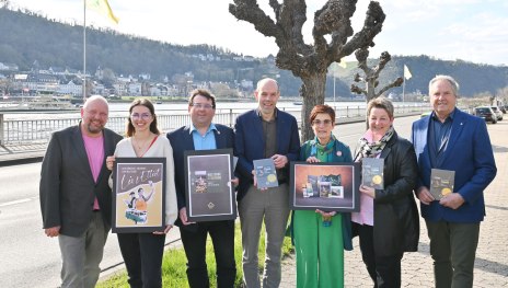 Voller Freude präsentieren sie die neue Welterbe-Storybox:
vlnr: Prof. Thomas Steffen (Lindner & Steffen GmbH), Jule Lindner (Lindner & Steffen GmbH), Landrat Jörg Denninghoff (Rhein-Lahn-Kreis), Landrat Volker Boch (Rhein-Hunsrück-Kreis), Claudia Schwarz (Touristikgemeinschaft Welterbe Oberes Mittelrheintal), Tanja Steeg (Wirtschaftsförderungsgesellschaft Rhein-Lahn), Kreisbeigeordneter Hansjörg Bathke (Rheingau-Taunus-Kreis). | © Nico Melchior, Zweckverband Welterbe Oberes Mittelrheintal