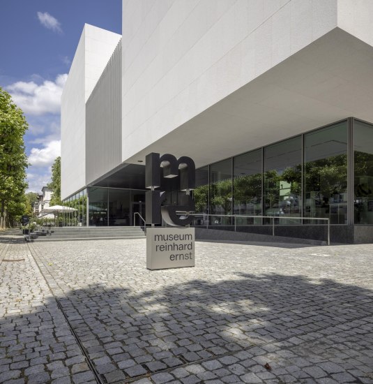Museum Reinhard Ernst mit Schriftzug, Foto HelbigM | © Helbig Marburger