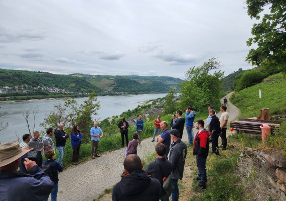 Gilbert Laquai erklärt seine Arbeit im Weinberg | © S. Röhr Gilbert Laquai erklärt seine Arbeit im Weinberg | © S. Röhr