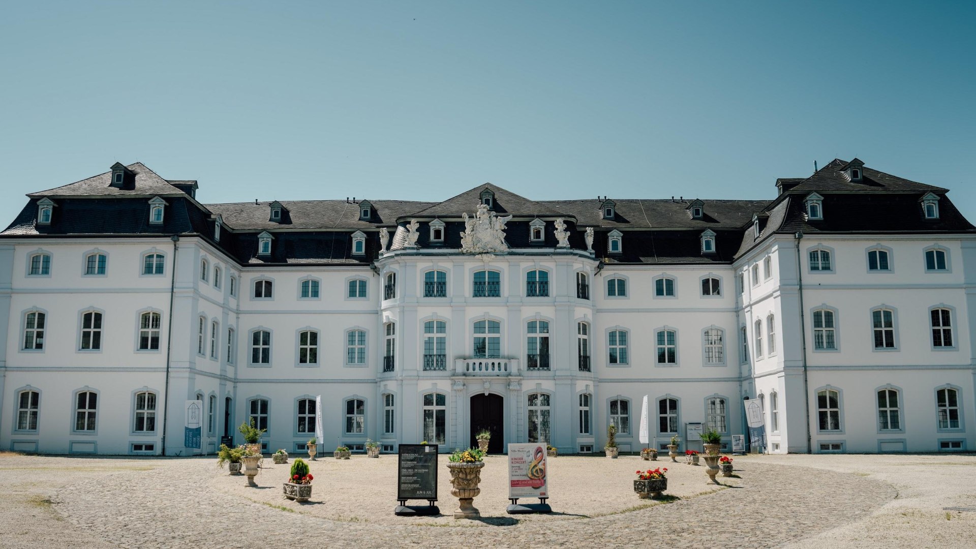 Schlosshof | &copy; Zimpfer_Photography