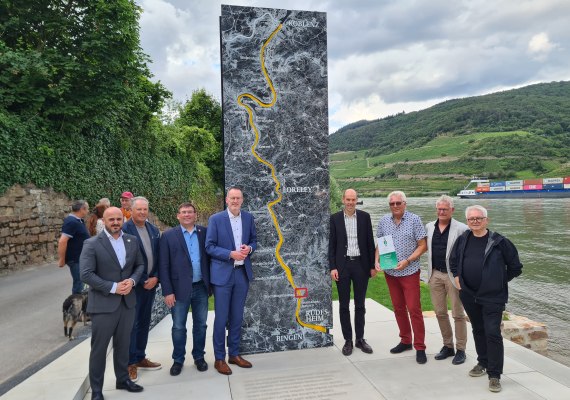 v.l.n.r.: Bürgermeister Benedikt Seemann (VG Rhein-Nahe), Welterbe-Dezernent Hansjörg Bathke (Rheingau-Taunu-Kreis), Landrat Jörg Denninghoff (Rhein-Lahn-Kreis), Innenminister Michael Ebling, Landrat Volker Boch (Rhein-Hunsrück-Kreis), Bürgermeister Herbert Palmes (Gemeinde Trechtingshausen), Günter Schüller (Bierbau.Aichele Landschaftsarchitekten), Jürgen Hill (PGM Architekten.Innenarchitekten) | © ZV Welterbe Oberes Mittelrheintal v.l.n.r.: Bürgermeister Benedikt Seemann (VG Rhein-Nahe), Welterbe-Dezernent Hansjörg Bathke (Rheingau-Taunu-Kreis), Landrat Jörg Denninghoff (Rhein-Lahn-Kreis), Innenminister Michael Ebling, Landrat Volker Boch (Rhein-Hunsrück-Kreis), Bürgermeister Herbert Palmes (Gemeinde Trechtingshausen), Günter Schüller (Bierbau.Aichele Landschaftsarchitekten), Jürgen Hill (PGM Architekten.Innenarchitekten) | © ZV Welterbe Oberes Mittelrheintal