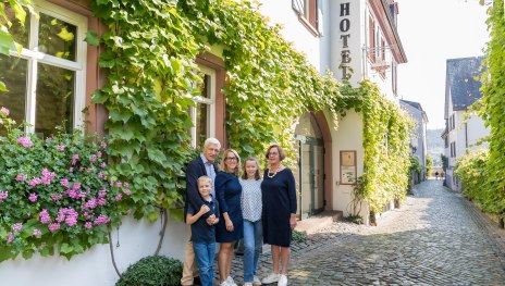 Familie Breuer am Hoteleingang | &copy; Marco Renzing