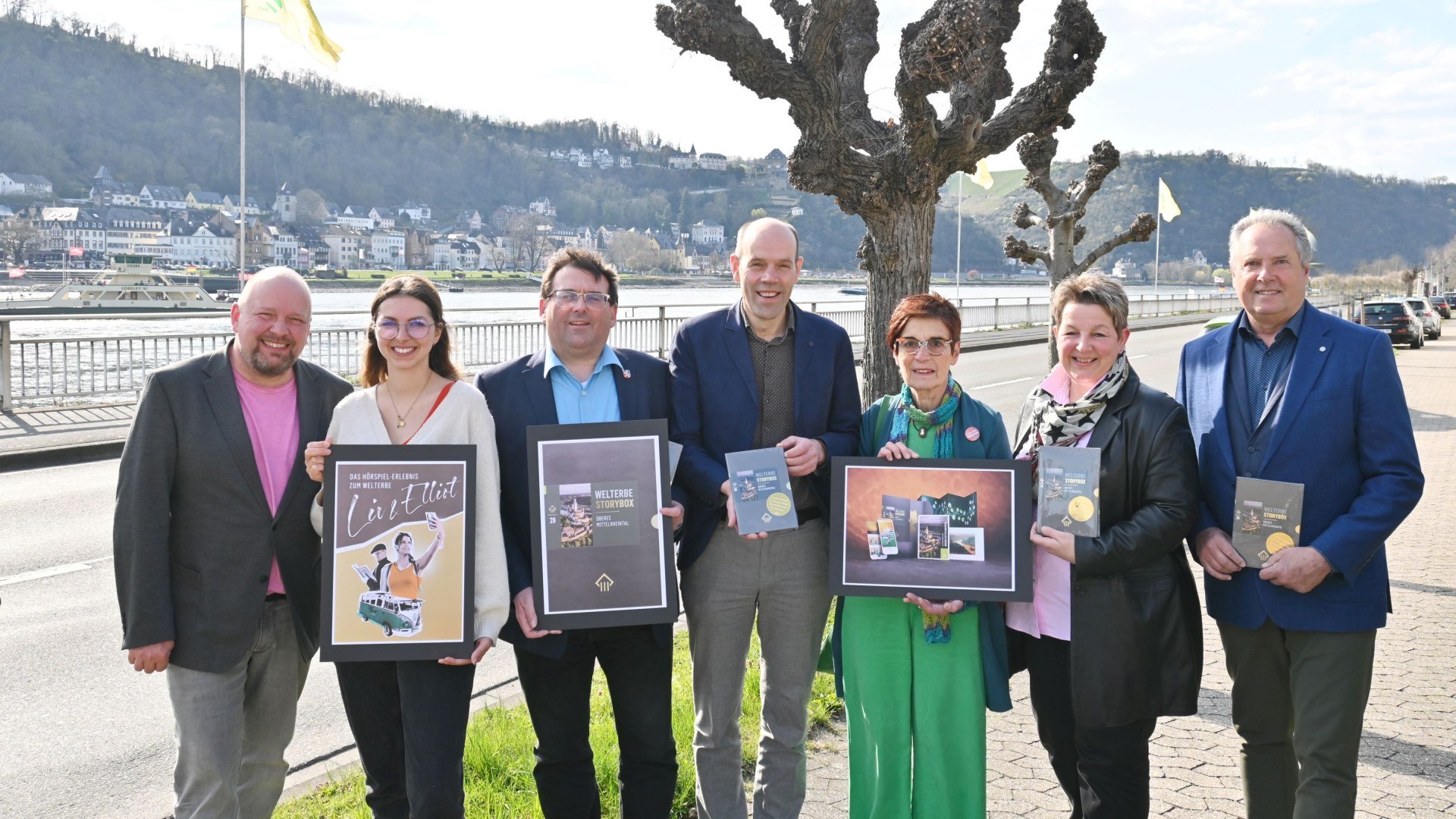 Voller Freude präsentieren sie die neue Welterbe-Storybox:
vlnr: Prof. Thomas Steffen (Lindner & Steffen GmbH), Jule Lindner (Lindner & Steffen GmbH), Landrat Jörg Denninghoff (Rhein-Lahn-Kreis), Landrat Volker Boch (Rhein-Hunsrück-Kreis), Claudia Schwarz (Touristikgemeinschaft Welterbe Oberes Mittelrheintal), Tanja Steeg (Wirtschaftsförderungsgesellschaft Rhein-Lahn), Kreisbeigeordneter Hansjörg Bathke (Rheingau-Taunus-Kreis). | © Nico Melchior, Zweckverband Welterbe Oberes Mittelrheintal