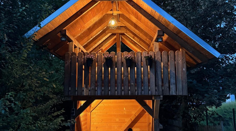 Baumhaus mit Sitzmöglichkeiten | © Fam. Herborn