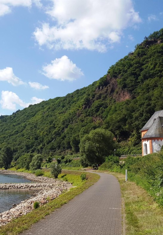 Der Rheinradweg verläuft an der Clemenskapelle | © Romantischer Rhein Tourismus GmbH Der Rheinradweg verläuft an der Clemenskapelle | © Romantischer Rhein Tourismus GmbH