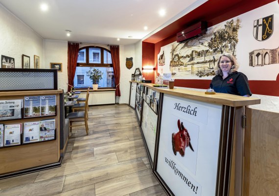Rezeption mit Gastgeberin Heike Kochh&auml;user | &copy; AKZENT Hotel Roter Ochse-Familie Kochh&auml;user