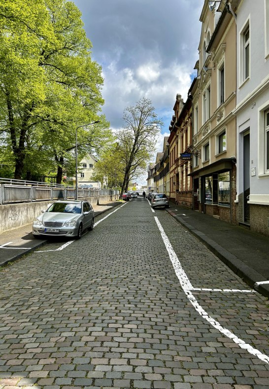 Straße mit Parkmöglichkeiten | © © 2025 LaBed