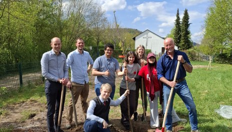 (v.l.n.r): Volker Boch (Landrat Rhein-Hunsr&uuml;ck-Kreis), Nico Melchior (Zweckverband Welterbe Oberes Mittelrheintal), Feddy B. Mustapha, Paul Gorgus, Belinay Dogan, Anja Weber (Sachbearbeiterin Jugendpflege), Rugayya Amralizada,  Karlheinz Schmalz (Beigeordneter der Verbandsgemeinde Rhein-Mosel)  | &copy; ZV Welterbe Oberes Mittelrheintal