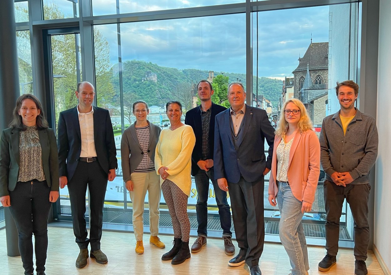 Der Vorstand und das Team der Geschäftsstelle des Zweckverbandes: v.l.n.r. Sara Renzler, Volker Boch, Nadya König-Lehrmann, Nicole Schuh, Nico Melchior, Hansjörg Bathke, Sarah Piller, Maximilian Siech | © Andreas Jöckel Der Vorstand und das Team der Geschäftsstelle des Zweckverbandes: v.l.n.r. Sara Renzler, Volker Boch, Nadya König-Lehrmann, Nicole Schuh, Nico Melchior, Hansjörg Bathke, Sarah Piller, Maximilian Siech | © Andreas Jöckel