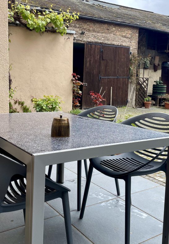 Essgruppe auf Terrasse | © © 2025 LaBed