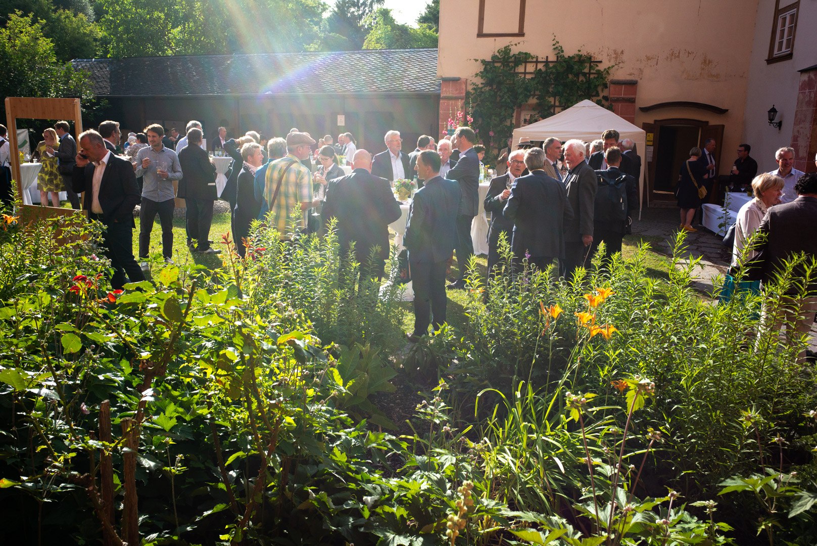 lockeres Beisammensein im Vikariegarten | &copy; Herbert Piel