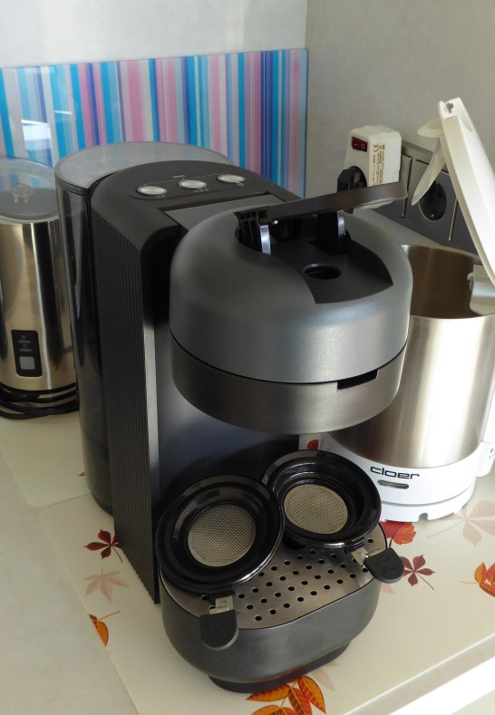 Kaffeepad-Maschine/ Wasserkocher | © Schröter-Bukvic