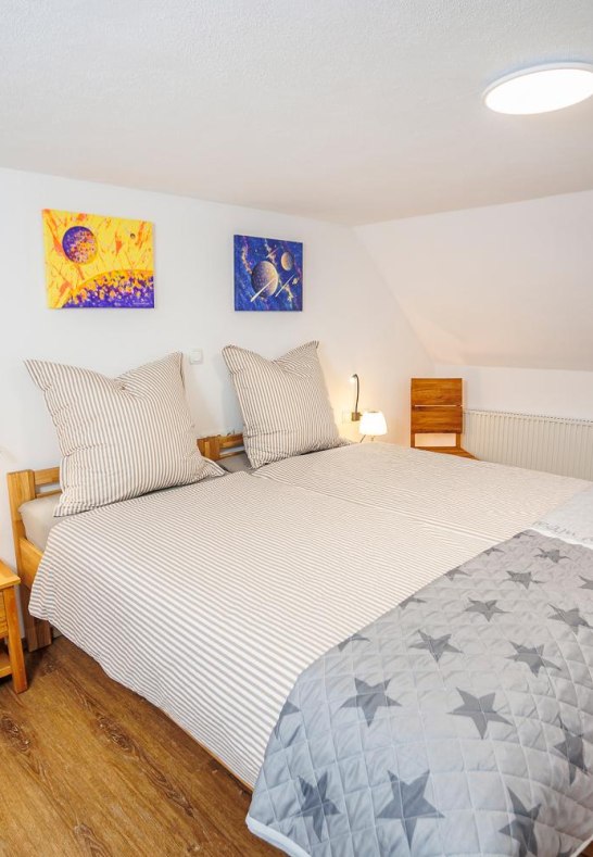 8. Doppelbett Schlafzimmer im Dachgeschoss &copy; SD | &copy; Familie Decker, Oberwesel