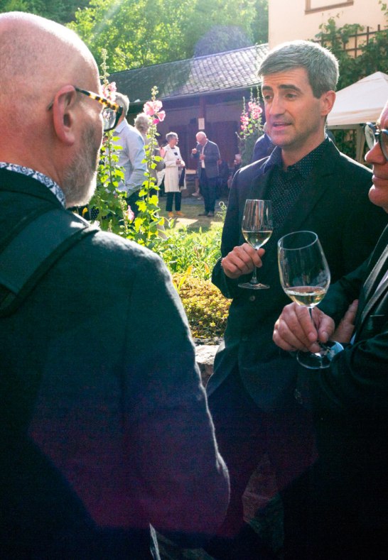 lockeres Beisammensein im Vikariegarten | © Herbert Piel lockeres Beisammensein im Vikariegarten | © Herbert Piel