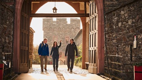 Wanderer auf Burg Reichenstein | © Marco Rothbrust RomantischerRheinTourismusGmbH