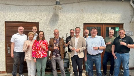 v.l.n.r. Stefan Jedele (Mittelrhein Wein e. V.), Rita Lanius-Heck (Welterbe-Gastgeber), Maximilian Hendgen (Bauern- und Winzerverband Mittelrhein), Nadya König-Lehrmann (ZV Welterbe Oberes Mittelrheintal), Guido Hönig (Romantischer Rhein Tourismus GmbH), Oliver Bock (FAZ), Weinkönig Felix Grün, Werner Eckert (SWR), Jörg Denninghoff (Landrat Rhein-Lahn-Kreis), Prof. Dr. Rainer Jung und Christoph Schüßler (beide HS Geisenheim) | © Lea Rindsfüsser, Zweckverband Welterbe Oberes Mittelrheintal