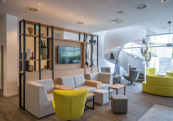 Super 8 Lobby | &copy; Gorgeous Smiling Hotels GmbH