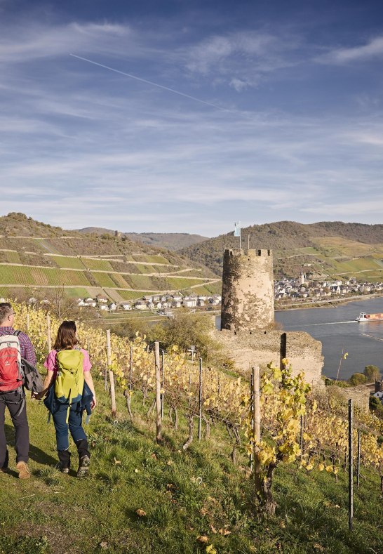Wanderer vor Ruine Fürstenberg | © Marco Rothbrust Wanderer vor Ruine Fürstenberg | © Marco Rothbrust