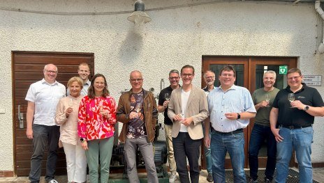 v.l.n.r. Stefan Jedele (Mittelrhein Wein e. V.), Rita Lanius-Heck (Welterbe-Gastgeber), Maximilian Hendgen (Bauern- und Winzerverband Mittelrhein), Nadya K&ouml;nig-Lehrmann (ZV Welterbe Oberes Mittelrheintal), Guido H&ouml;nig (Romantischer Rhein Tourismus GmbH), Oliver Bock (FAZ), Weink&ouml;nig Felix Gr&uuml;n, Werner Eckert (SWR), J&ouml;rg Denninghoff (Landrat Rhein-Lahn-Kreis), Prof. Dr. Rainer Jung und Christoph Sch&uuml;&szlig;ler (beide HS Geisenheim) | &copy; Lea Rindsf&uuml;sser, Zweckverband Welterbe Oberes Mittelrheintal