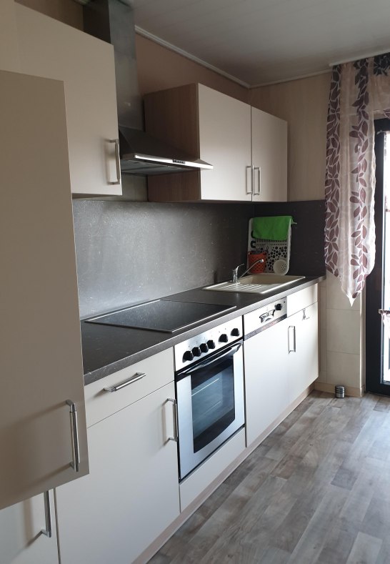 K&uuml;chenzeile mit Geschirrsp&uuml;ler, Backofen etc. | &copy; Hiltrud Evertz