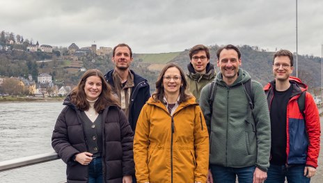 v.l.n.r. Lea Rindsfüsser, Nico Melchior, Nadya König-Lehrmann und Leon Pumpe sowie Christian Silber und Carlo Müller-Hopp (beide Designagentur honey-studio) | © honey-studio