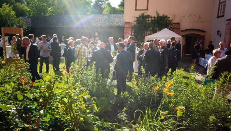 lockeres Beisammensein im Vikariegarten | &copy; Herbert Piel