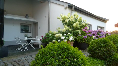 Apartment Ko-Immendorf_Garten Sitzgelegenheit | © Birgit Schmitz