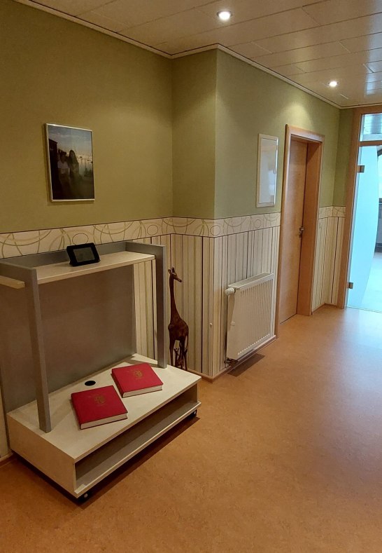 Flur mit Informationsmaterial | &copy; Tourist-Info Erlebnis Rheinbogen