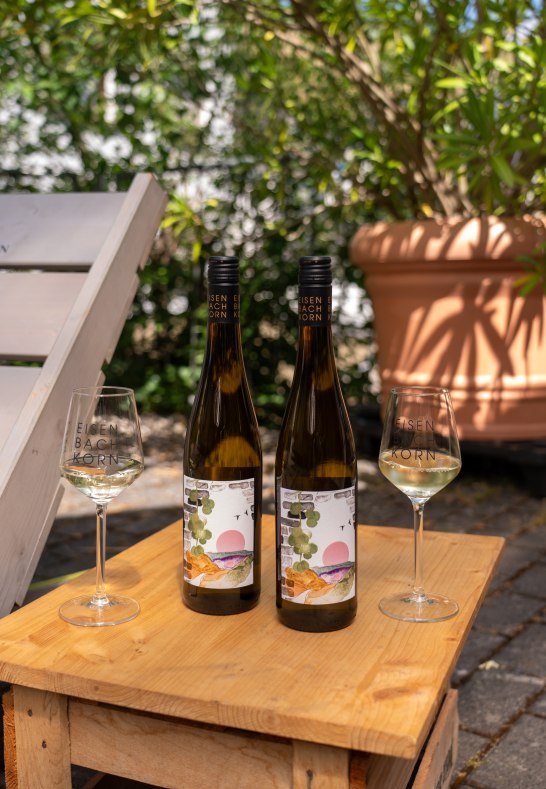 Welterbe-Wein 2026 mit K&uuml;nstleretikett und Gl&auml;ser | &copy; Annika Knell