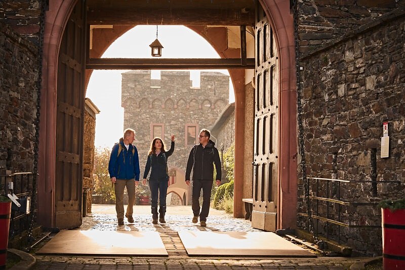 Wanderer auf Burg Reichenstein | © Marco Rothbrust RomantischerRheinTourismusGmbH