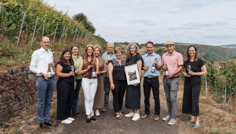 Der diesjährige Welterbe Wein kommt aus dem Weingut Philipps-Mühle in St. Goar. Das Künstleretikett wurde von den beiden Künstlerinnen Anne Nilges und Clara Schuster der Urban Sketchers gezeichnet. | © Felix Vollmer Der diesjährige Welterbe Wein kommt aus dem Weingut Philipps-Mühle in St. Goar. Das Künstleretikett wurde von den beiden Künstlerinnen Anne Nilges und Clara Schuster der Urban Sketchers gezeichnet. | © Felix Vollmer