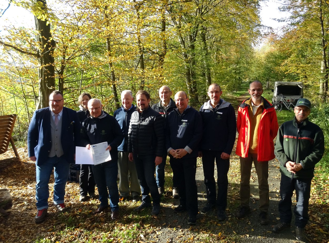 v.l.n.r.: Staatssekretär Andy Becht, Astrid Haderlein (Stadtverwaltung Lahnstein), Oberbürgermeister Peter Labonte, Landrat Frank Puchtler (Rhein-Lahn-Kreis), LAG Vorsitzender Peter Unkel, Andreas Nick (Forstamtsleiter Lahnstein), Dr. Jörg Henning, Jens Blümel (Forstamt Lahnstein), Dr. Markus Fohr (Lahnsteiner Brauerei), Leo Cremer (ehemaliger Forstamtsleiter Lahnstein). | © LAG WOM v.l.n.r.: Staatssekretär Andy Becht, Astrid Haderlein (Stadtverwaltung Lahnstein), Oberbürgermeister Peter Labonte, Landrat Frank Puchtler (Rhein-Lahn-Kreis), LAG Vorsitzender Peter Unkel, Andreas Nick (Forstamtsleiter Lahnstein), Dr. Jörg Henning, Jens Blümel (Forstamt Lahnstein), Dr. Markus Fohr (Lahnsteiner Brauerei), Leo Cremer (ehemaliger Forstamtsleiter Lahnstein). | © LAG WOM