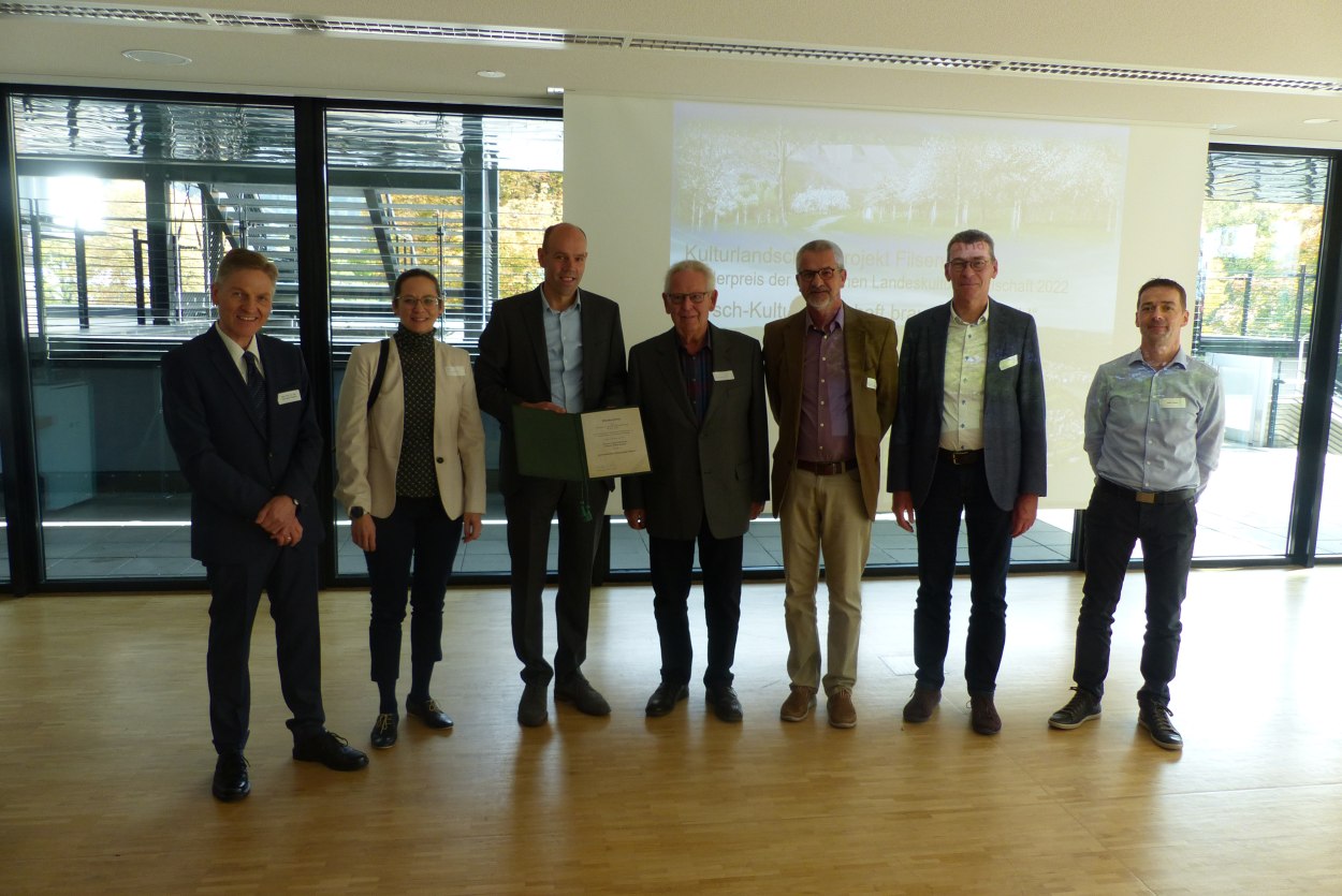 Foto: v.l.n..r.: Dr. Karl-Heinz Thiemann (DLKG), Nadya König-Lehrmann (Welterbe-Managerin), Volker Boch (Vorstand Zweckverband Welterbe Oberes Mittelrheintal, Landrat Rhein-Hunsrück-Kreis), Gottfried Hellbach (Obstbauer), Ottmar Schnitzius (Bürgermeister Filsen), Prof. Dr. Eckhard Jedicke (Hochschule Geisenheim), Heiko Stumm ( DLR Westerwald-Osteifel) | © ZV Welterbe Foto: v.l.n..r.: Dr. Karl-Heinz Thiemann (DLKG), Nadya König-Lehrmann (Welterbe-Managerin), Volker Boch (Vorstand Zweckverband Welterbe Oberes Mittelrheintal, Landrat Rhein-Hunsrück-Kreis), Gottfried Hellbach (Obstbauer), Ottmar Schnitzius (Bürgermeister Filsen), Prof. Dr. Eckhard Jedicke (Hochschule Geisenheim), Heiko Stumm ( DLR Westerwald-Osteifel) | © ZV Welterbe