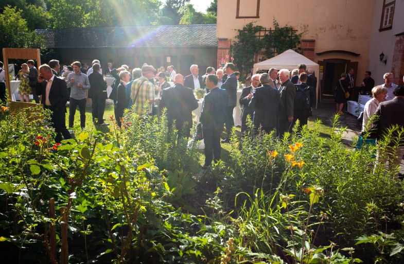 lockeres Beisammensein im Vikariegarten | &copy; Herbert Piel