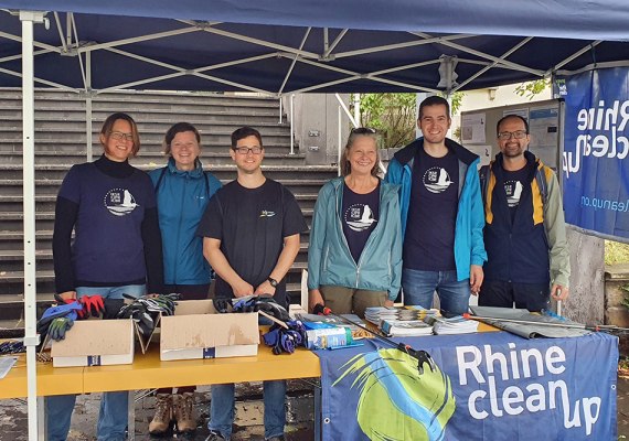 Das Team aus IKSR und BfG gab Zangen, Handschuhe und M&uuml;lls&auml;cke heraus | &copy; IKSR