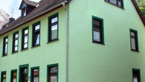 Hausfront / jede Etage = eine Wohnung | &copy; Ingrid Kachel