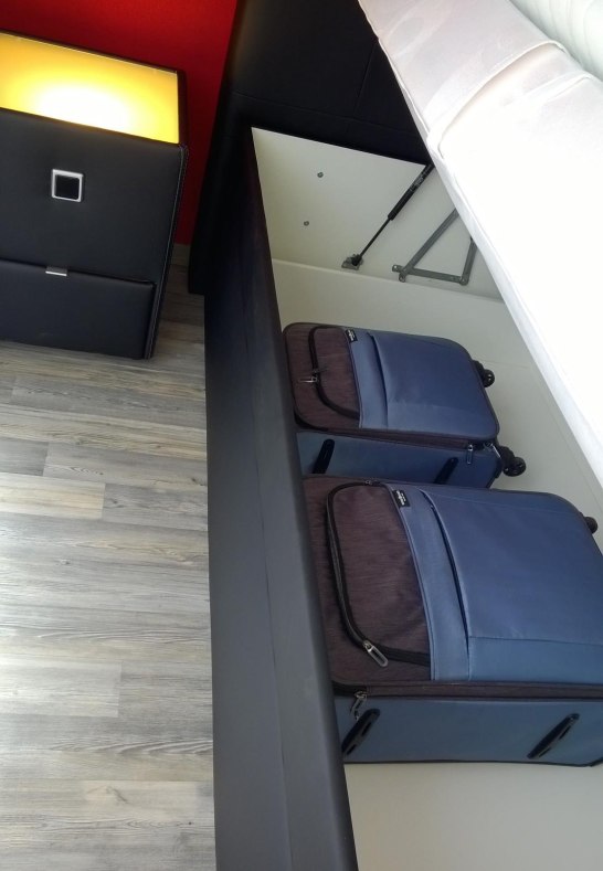 Bettkasten f&uuml;r Koffer | &copy; Petra Erbar