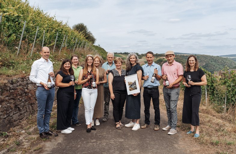 Der diesjährige Welterbe Wein kommt aus dem Weingut Philipps-Mühle in St. Goar. Das Künstleretikett wurde von den beiden Künstlerinnen Anne Nilges und Clara Schuster der Urban Sketchers gezeichnet. | © Felix Vollmer Der diesjährige Welterbe Wein kommt aus dem Weingut Philipps-Mühle in St. Goar. Das Künstleretikett wurde von den beiden Künstlerinnen Anne Nilges und Clara Schuster der Urban Sketchers gezeichnet. | © Felix Vollmer