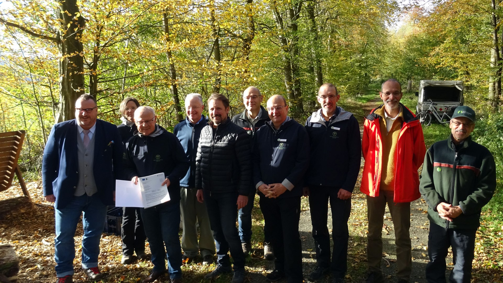 v.l.n.r.: Staatssekret&auml;r Andy Becht, Astrid Haderlein (Stadtverwaltung Lahnstein), Oberb&uuml;rgermeister Peter Labonte, Landrat Frank Puchtler (Rhein-Lahn-Kreis), LAG Vorsitzender Peter Unkel, Andreas Nick (Forstamtsleiter Lahnstein), Dr. J&ouml;rg Henning, Jens Bl&uuml;mel (Forstamt Lahnstein), Dr. Markus Fohr (Lahnsteiner Brauerei), Leo Cremer (ehemaliger Forstamtsleiter Lahnstein). | &copy; LAG WOM