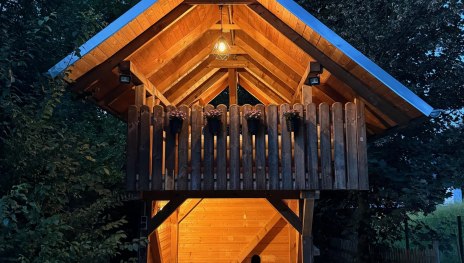 Baumhaus mit Sitzm&ouml;glichkeiten | &copy; Fam. Herborn